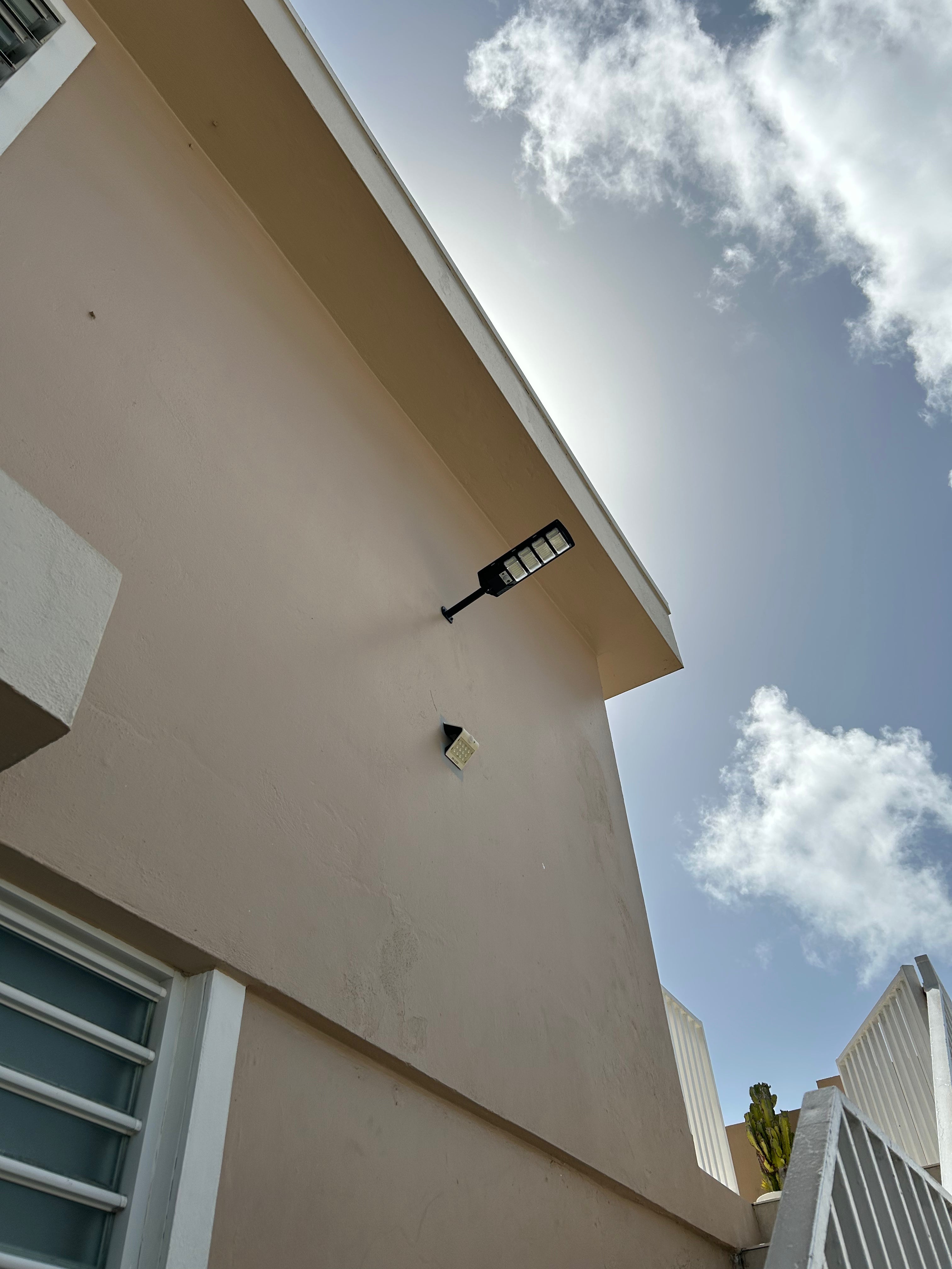 Foco Solar LED - Sensor de movimiento + fijos 300W