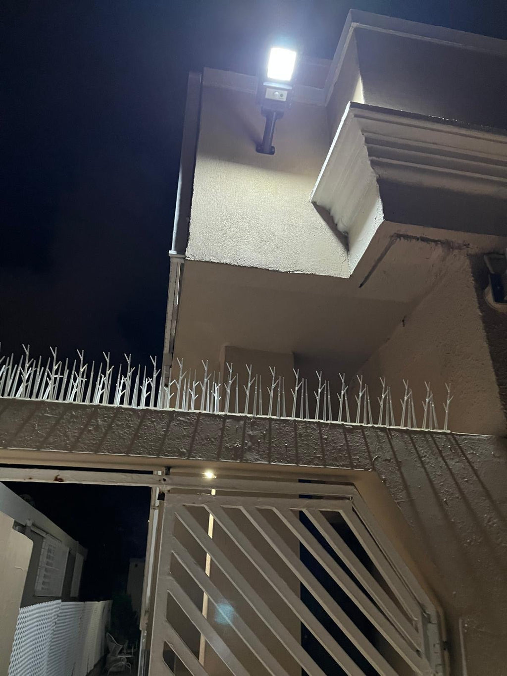Foco Solar LED 80W con Sensor – lámpara solar exterior resistente al agua | LED Solar Puerto RicoFoco Solar LED 300W con Sensor – lámpara solar potente exterior con control remoto | LED So