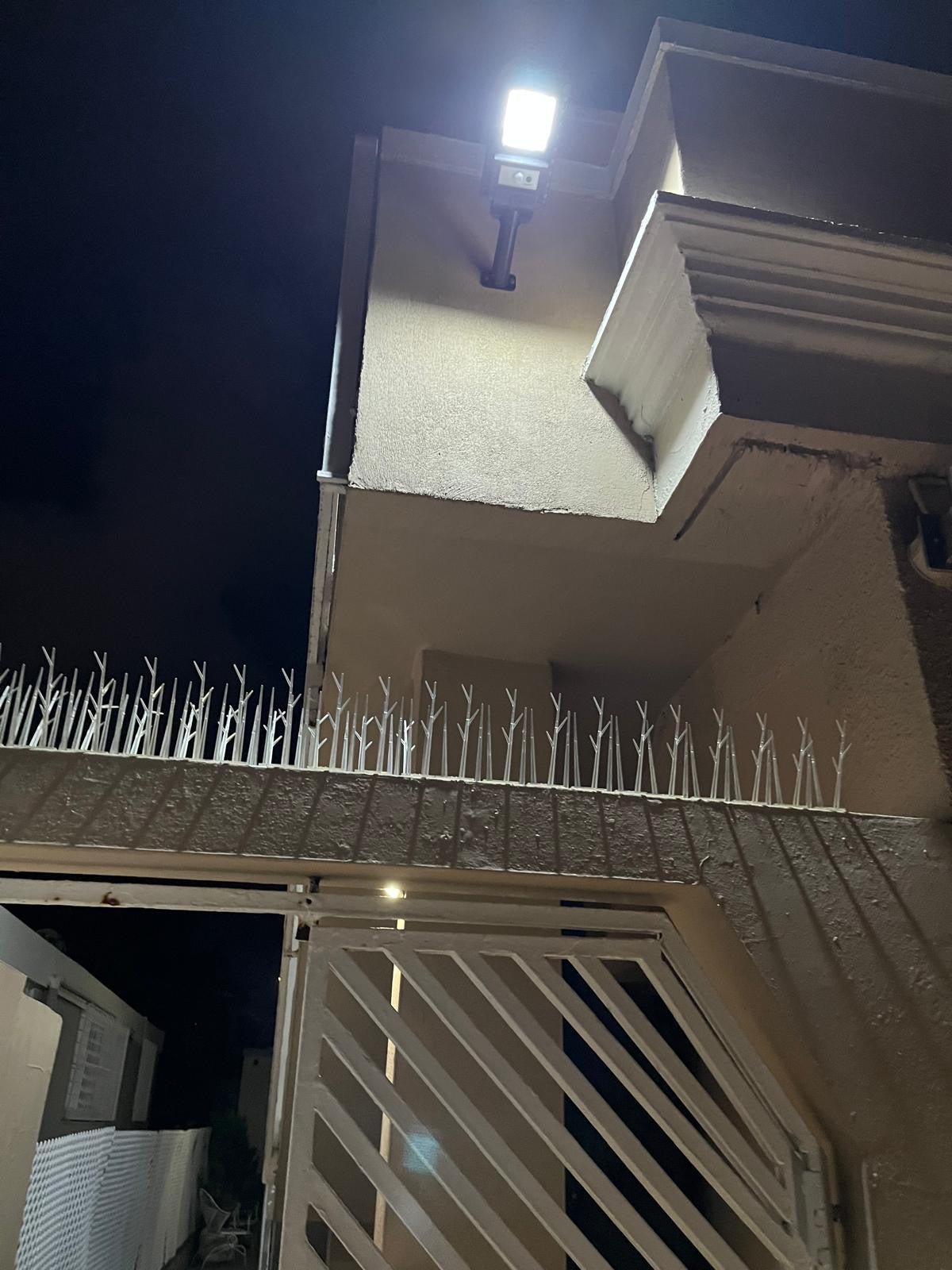 Foco Solar LED 80W con Sensor – lámpara solar exterior resistente al agua | LED Solar Puerto RicoFoco Solar LED 300W con Sensor – lámpara solar potente exterior con control remoto | LED So